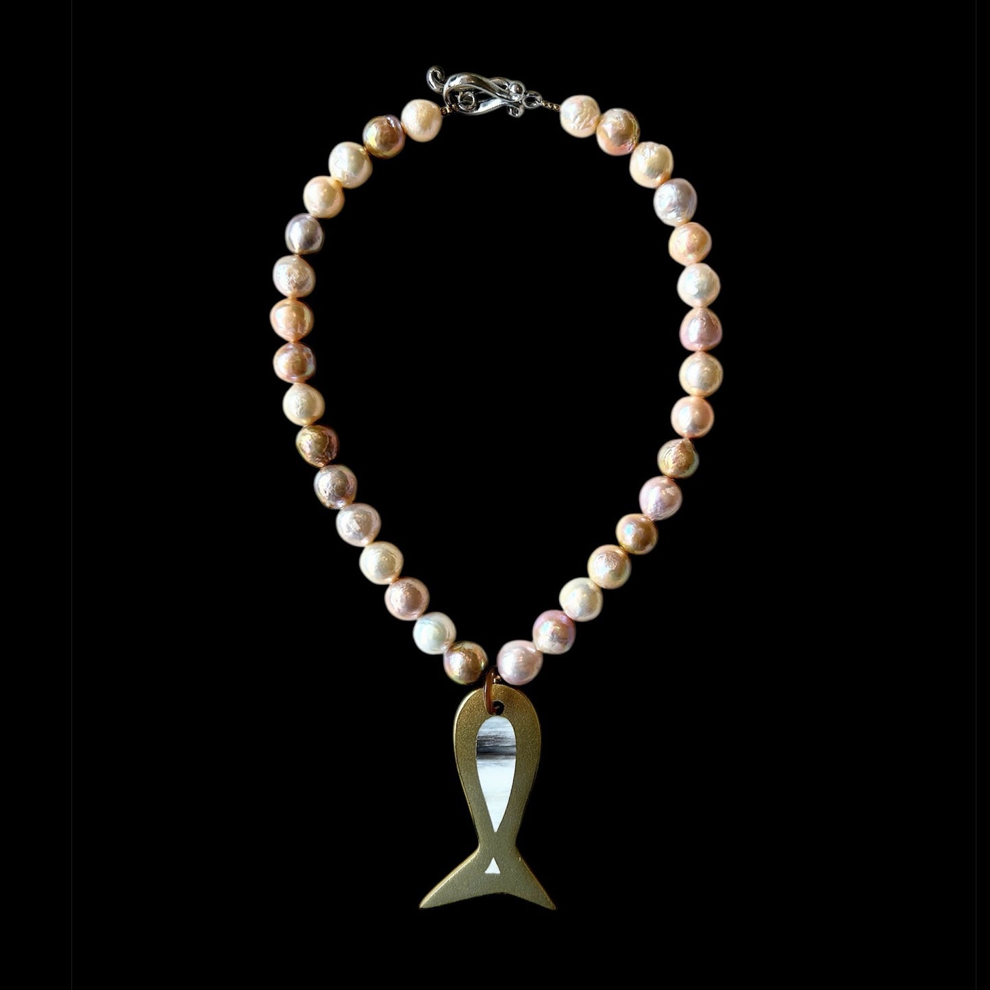 Freshwater pearl chokers with buffalo horn and lacquer fish pendant