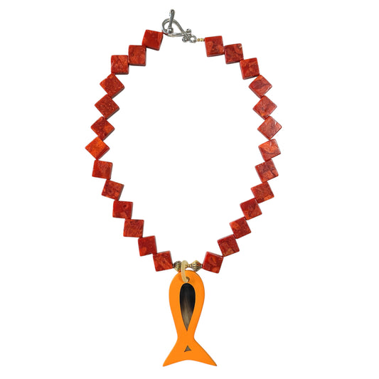 Sponge coral necklace with yellow buffalo horn and lacquer sardine
